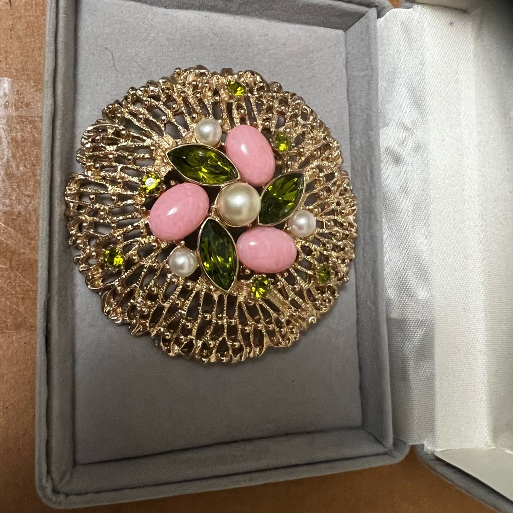 Elegant Gold and Pink Brooch with Green Accents by Sarah Coventry - Picture 3 of 12